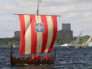Alla typer av flytetyg p fjrden. Klassiskt Vikingaskepp.